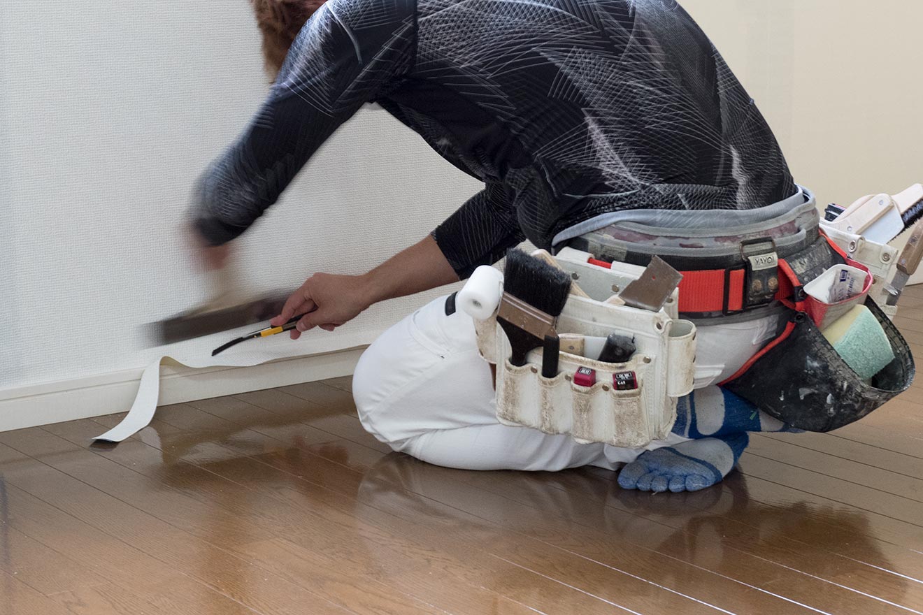 右手で持ったカッターの先がしなっているの、見えますか？