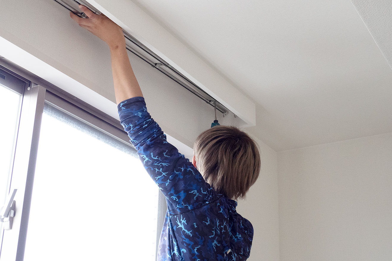 カーテンレールの取り付けは息子さん担当