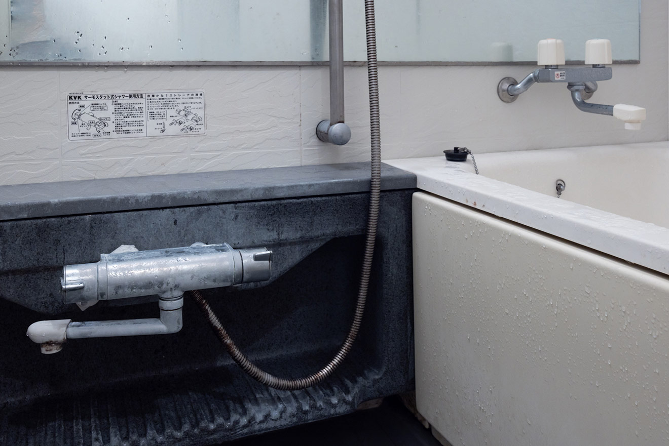 水垢がけっこうついている浴室（後日、クリーニングに入った職人さんからツッコミを受けるほどの汚れだったようです）