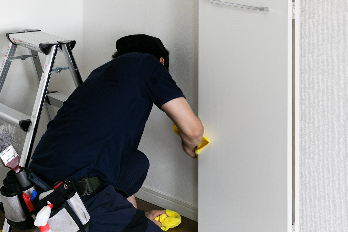 洗剤のついた黄色い雑巾と乾いた雑巾（クローゼット内側）