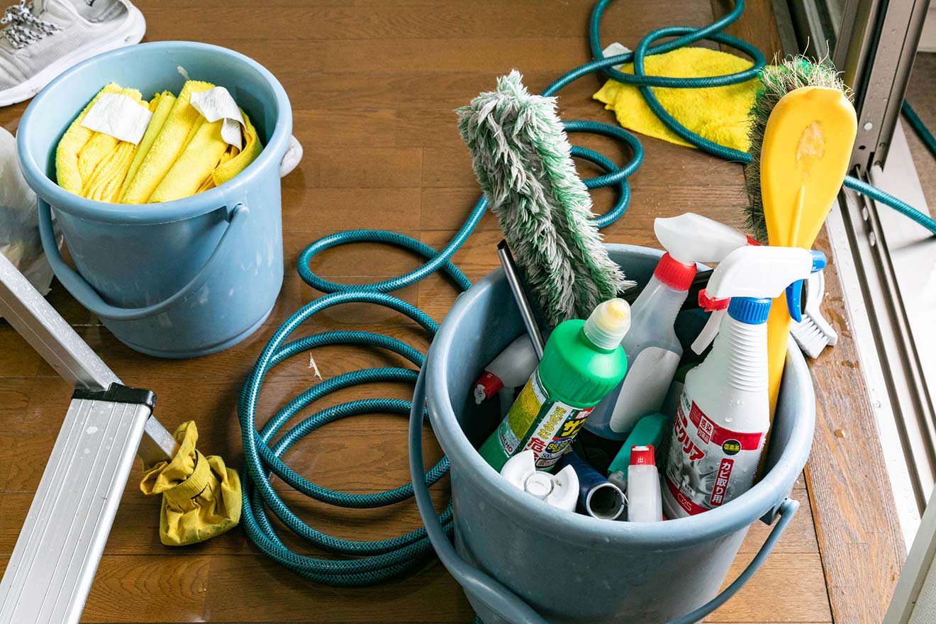 道具の一部。さまざまな洗剤類を使い分けて、よどみなく作業が続いていきます