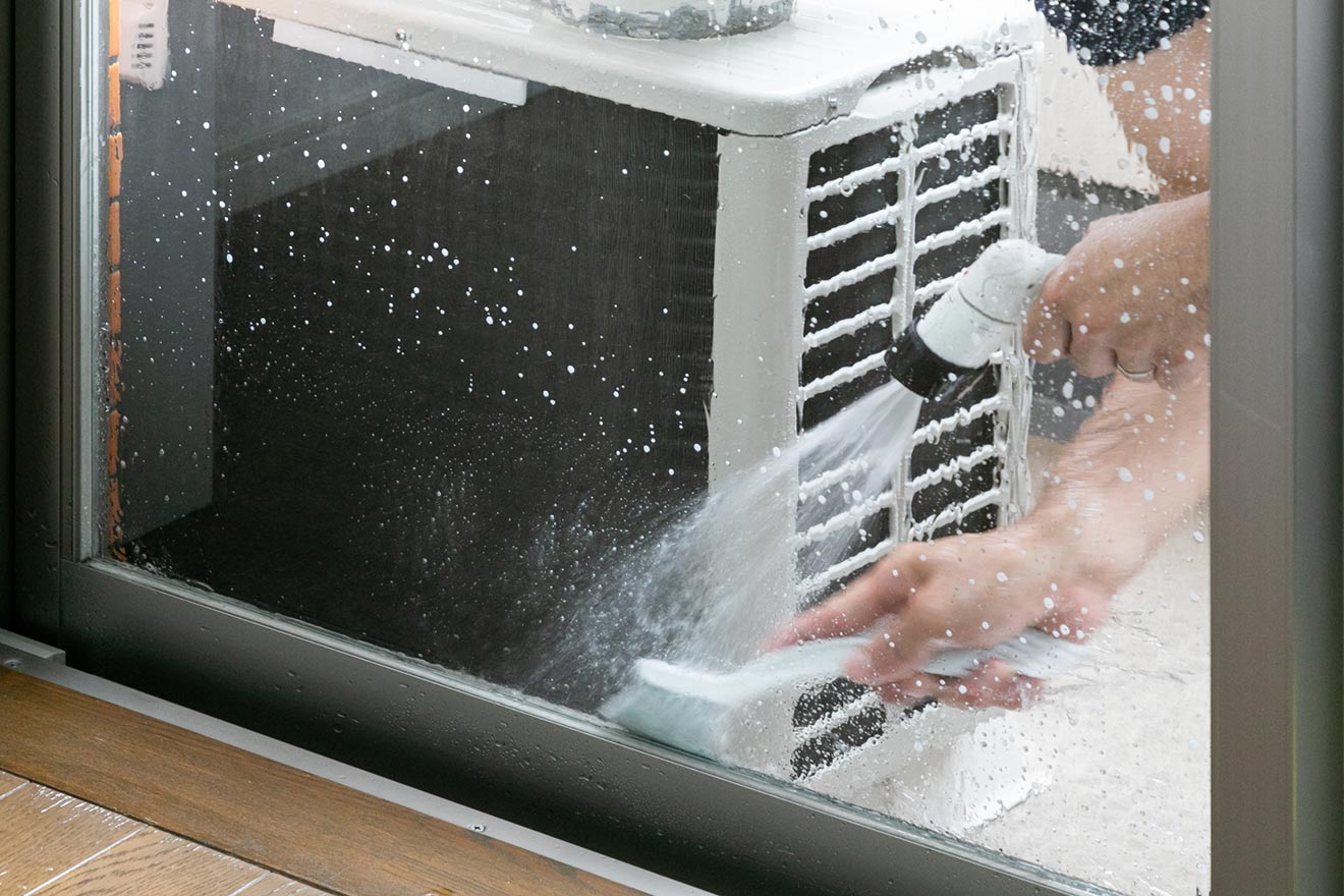 水道水をジャーっとかけるのは、ビルの掃除では見ない光景でした