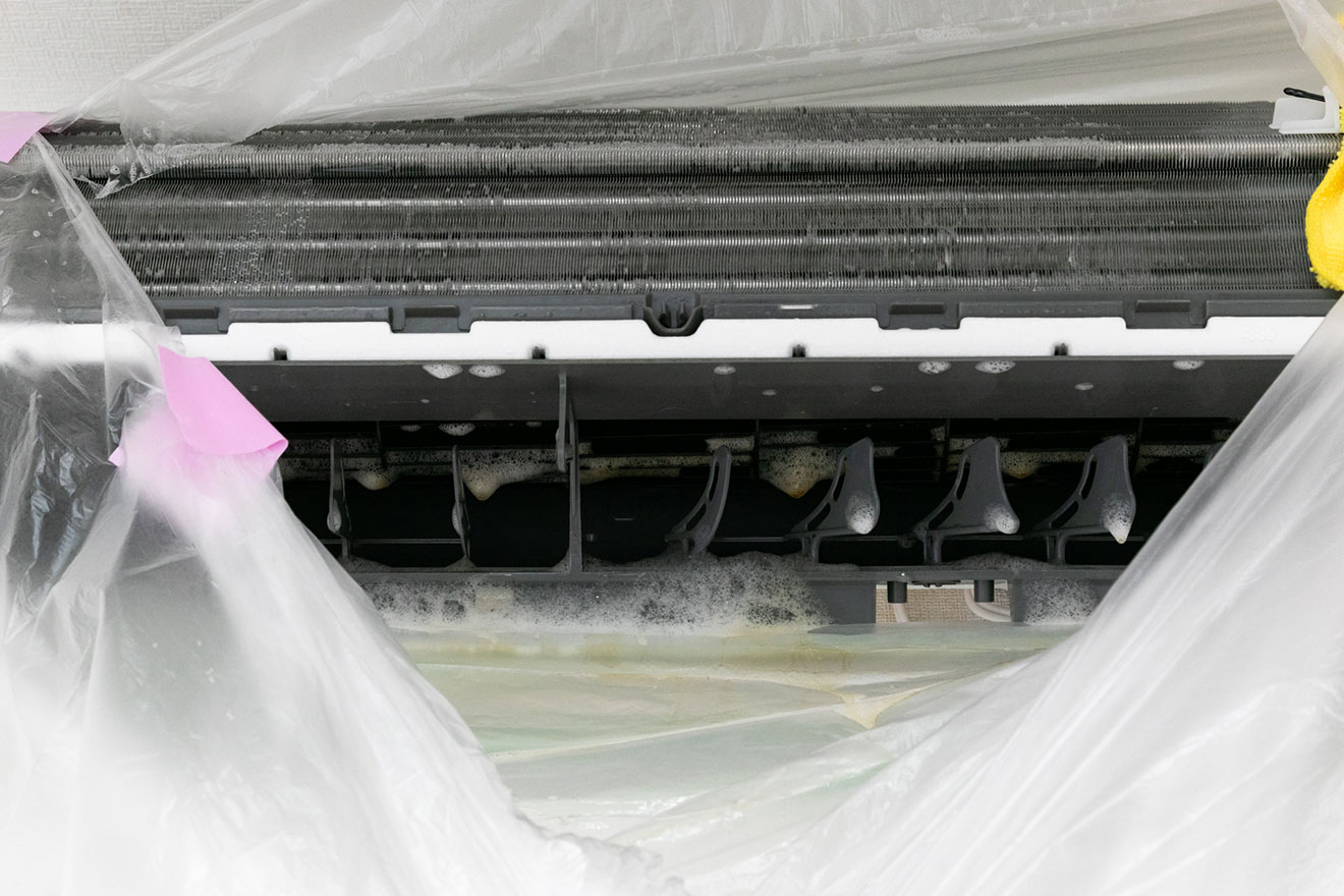 汚れが付着した茶色い泡が垂れてきています