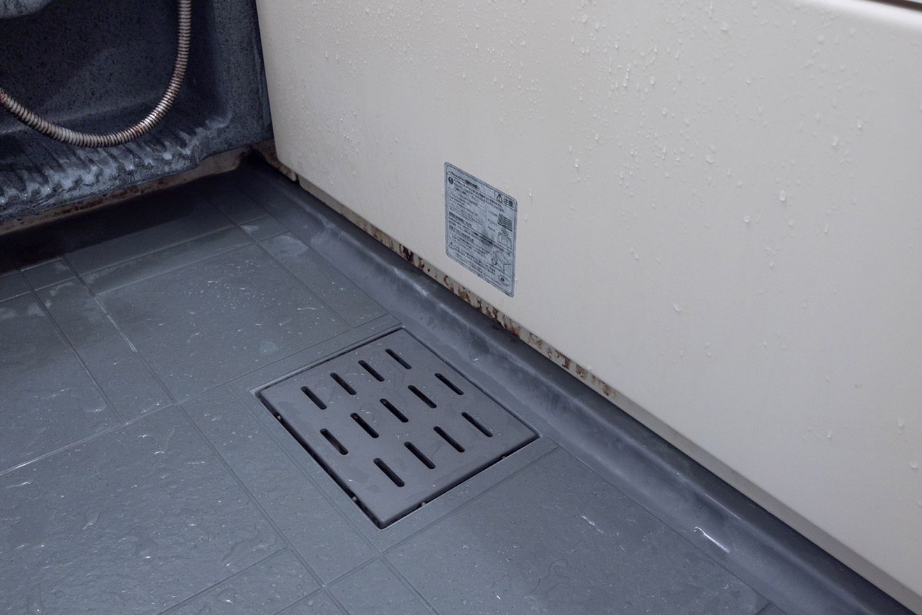 お風呂使用時には見えない部分と思われる浴槽下に付着した汚れ