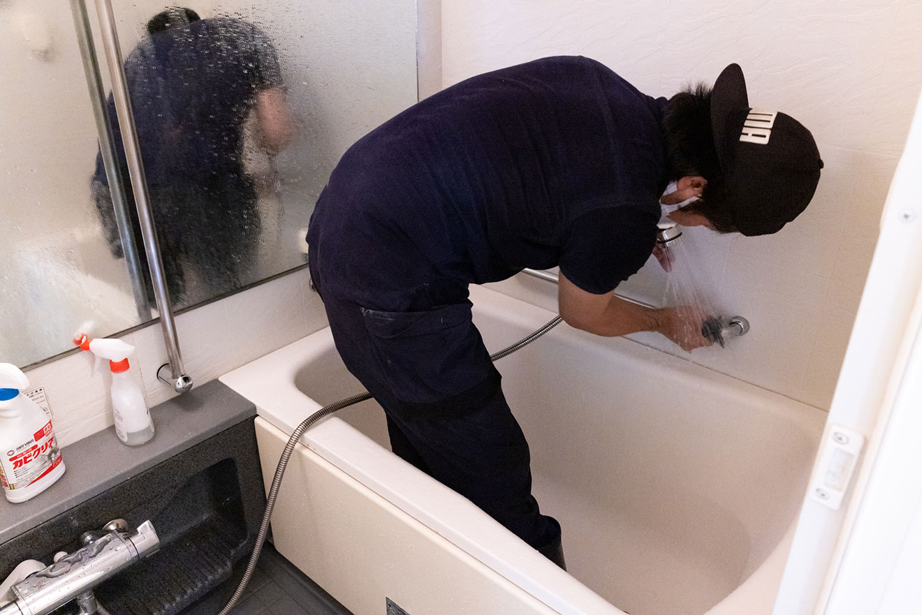 お風呂の手すり掃除も小さな道具と手！