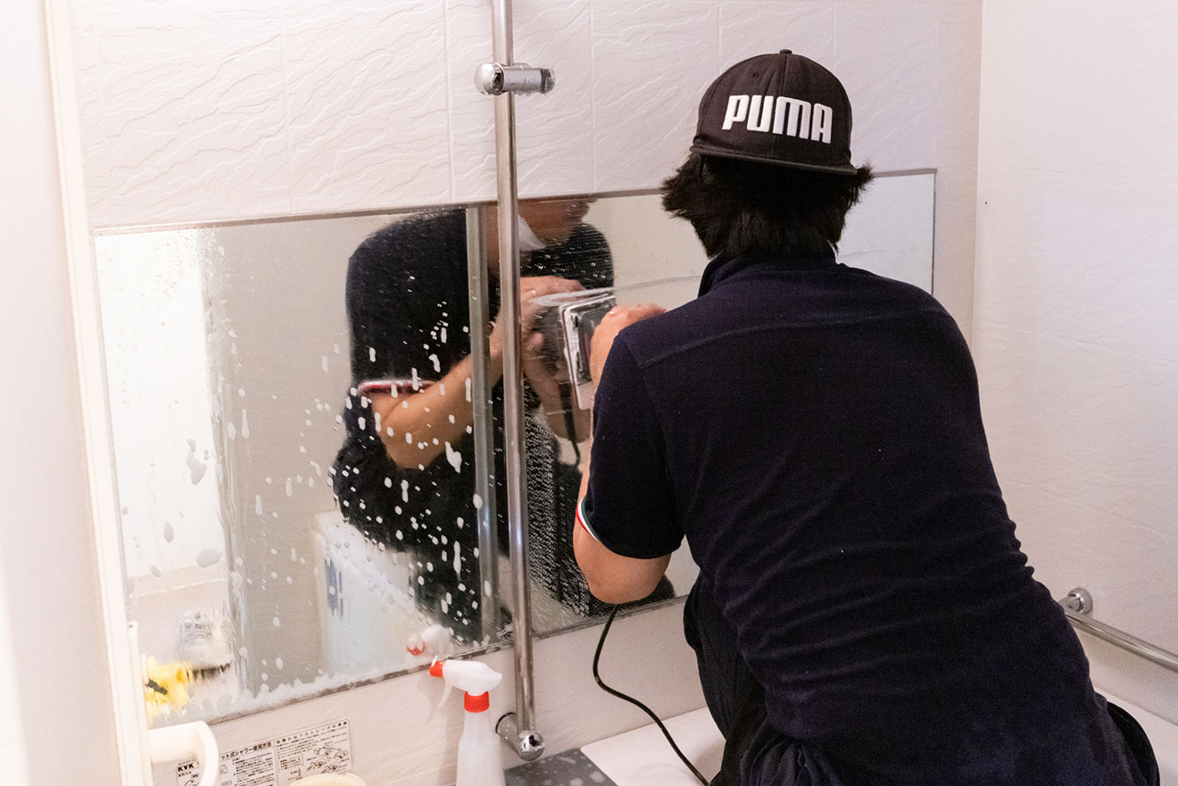 機械が振動してガラスを磨いています