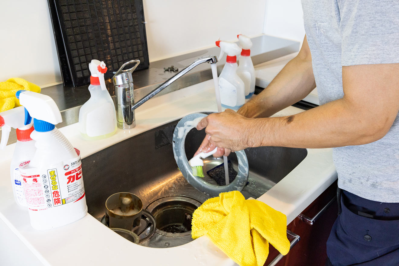 換気扇のパーツをブラシでゴシゴシ