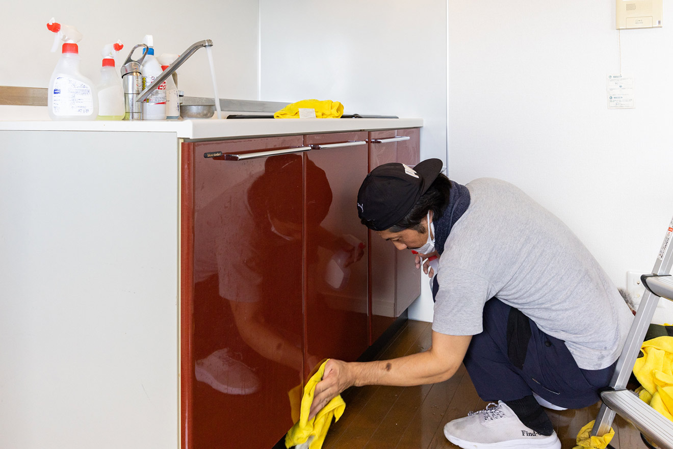 キッチン扉の表と裏を何度もふきふき