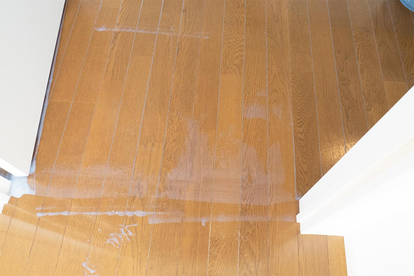 たしかに一度では取れていないワックス跡がわかります（*）