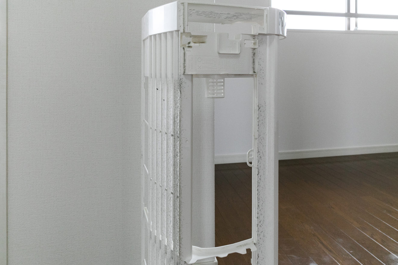 黒い汚れが少しついたエアコンカバー