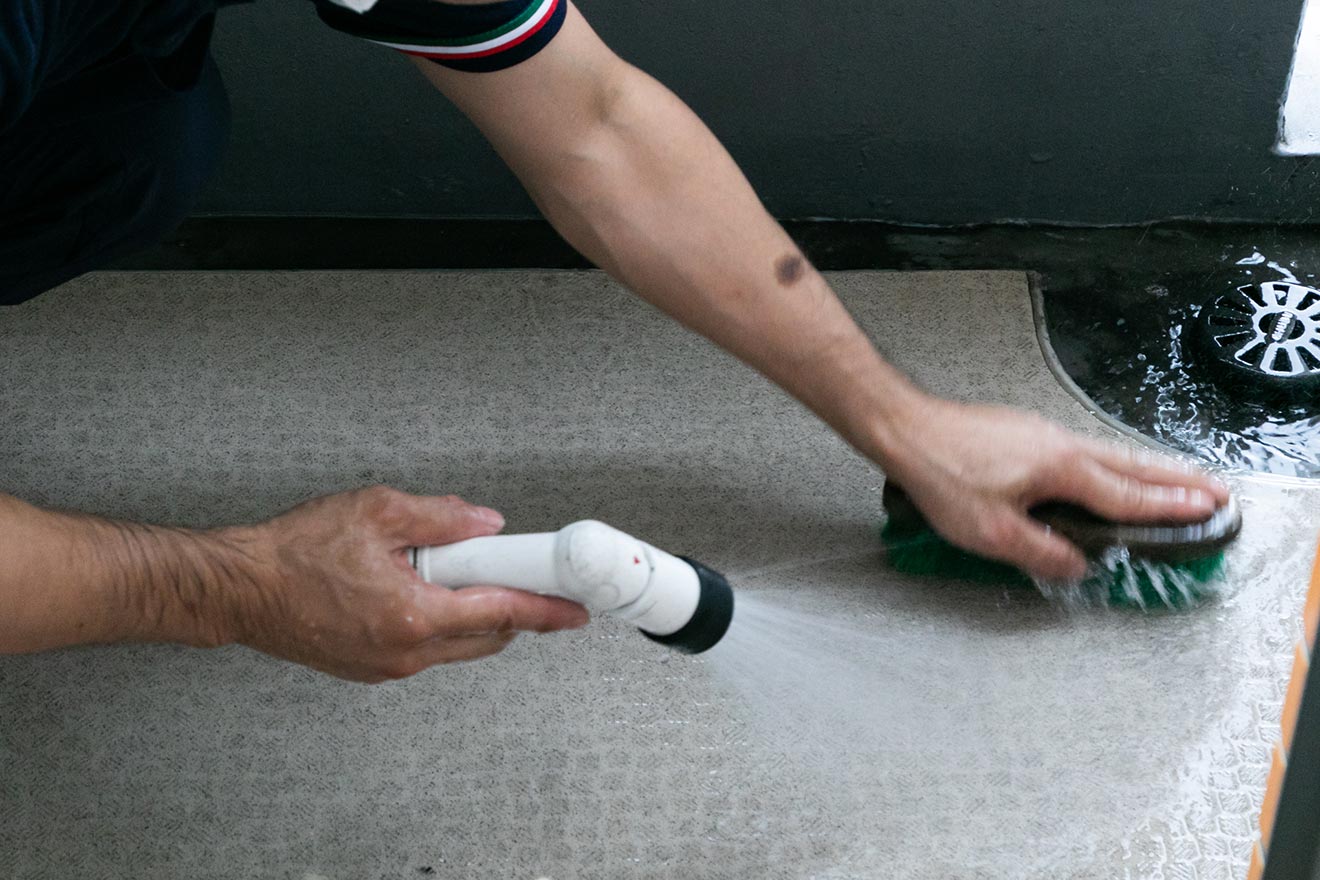 ベランダの床写真を撮り忘れましたが、掃除中の様子からピカピカが想像できます！