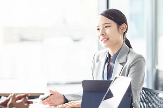 担当者と面談する投資家